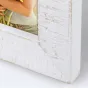 Винтажная фоторамка Zep ML957W Nantes White 13x18 см с текстурированным краем, частичное фото человека с букетом цветов