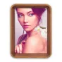 Фоторамка Zep Photo Frame BC468 Baden 15x20 см с деревянной текстурой и закругленными углами, изображающая женщину с рыжими волосами, держащую белый цветок за плечом.