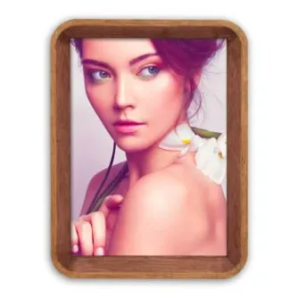 Фоторамка Zep Photo Frame BC468 Baden 15x20 см с деревянной текстурой и закругленными углами, изображающая женщину с рыжими волосами, держащую белый цветок за плечом.