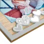 Zep Photo Frame DR2646 Lola Horizontal 10x15 cm с натуральным деревянно-серым покрытием, фото пары в объятиях и декоративные сердечные элементы на поверхности.
