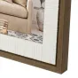 Zep Фото Рамка WE323 Ischia Brown 20x30 см с коричневой деревянной рамкой и белой текстурированной внутренней окантовкой, показывающая сцену в гостиной с бежевым диваном, узорчатым ковром, вазой с растением и стопкой книг.