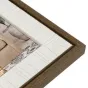 Угол фоторамки Zep Ischia Brown, 20×30 см, коричневая деревянная рама с белой рельефной матовой вставкой, часть фотографии интерьера с диваном, растением и декоративной вазой.