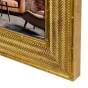 Золотая фоторамка Zep KA857G Andria Gold 13x18 см с текстурой в елочку и классическим квадратным профилем, расположенная в современном интерьере с бежевым креслом и деревянным столом на фоне.