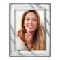 Элегантная фоторамка Zep Photo Frame B14657 Orvieto 13x18 см с серебряным покрытием и рельефным дизайном, демонстрирующая стильный портрет женщины в белом топе.