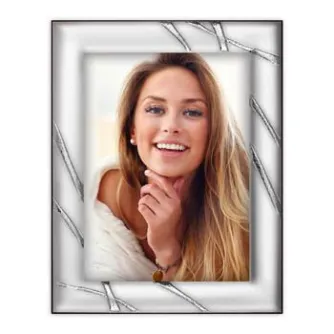 Элегантная фоторамка Zep Photo Frame B14657 Orvieto 13x18 см с серебряным покрытием и рельефным дизайном, демонстрирующая стильный портрет женщины в белом топе.
