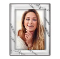 Элегантная фоторамка Zep Photo Frame B14657 Orvieto 13x18 см с серебряным покрытием и рельефным дизайном, демонстрирующая стильный портрет женщины в белом топе.Элегантная фоторамка Zep Photo Frame B14657 Orvieto 13x18 см с серебряным покрытием и рельефным дизайном, демонстрирующая стильный портрет женщины в белом топе.