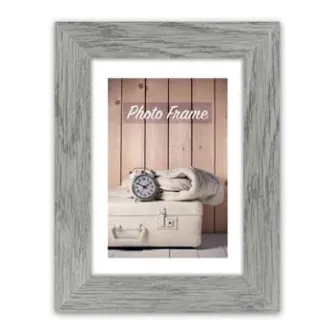 Zep Photo Frame V21252 Nelson 2 20x25 см - Серый деревянный фоторамка с белой матовой рамкой, отображающий винтажное изображение чемодана и будильника на деревянной стене.