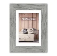 Zep Photo Frame V21252 Nelson 2 20x25 см - Серый деревянный фоторамка с белой матовой рамкой, отображающий винтажное изображение чемодана и будильника на деревянной стене.Zep Photo Frame V21252 Nelson 2 20x25 см - Серый деревянный фоторамка с белой матовой рамкой, отображающий винтажное изображение чемодана и будильника на деревянной стене.