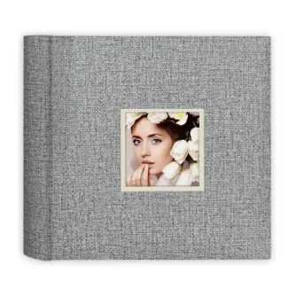 Zep NKG3250 Pergamin Album 50 sheets 32x32 см - Стильный серый фотоальбом с текстурой ткани и центральным портретом среди белых цветов, идеально подходит для хранения воспоминаний в элегантном оформлении.