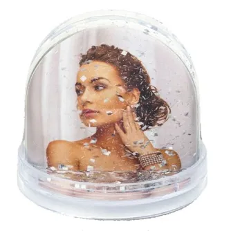 Набор Zep Photo Globe Glitter Set 6x PG122 с портретом женщины, окруженным сверкающими серебряными блестками внутри куполообразного глобуса.
