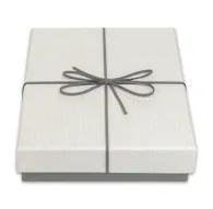Элегантная коробка Zep BX3514B белого цвета с текстурной поверхностью и стильным серым бантом, идеально подходит для организации фоторамок и мелких аксессуаров.Элегантная коробка Zep BX3514B белого цвета с текстурной поверхностью и стильным серым бантом, идеально подходит для организации фоторамок и мелких аксессуаров.