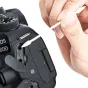 JJC CL‑SW24 bezputekļu otiņa, ko izmanto, lai notīrītu mikrofonu portu melnā DSLR kamerā