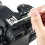 JJC CL‑SW24 bezplūsto pamuru otiņa, kas tiek izmantota, lai iztīrītu DSLR kameras karsto pēdu