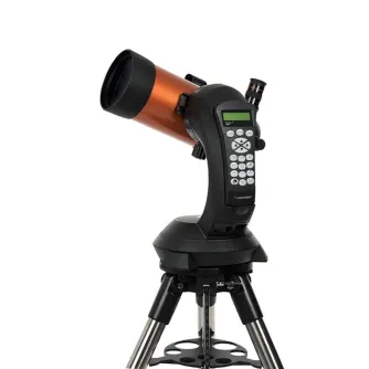 Телескоп Celestron NexStar 4 SE на штативе с черной панелью управления, цифровым дисплеем и кнопками, оранжевой трубой с черной передней крышкой и видимым вторичным зеркалом.