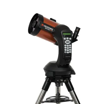 Телескоп Celestron NexStar 5 SE с оранжевой трубой, черной монтажной рукой и цифровой панелью управления на серебряном штативе