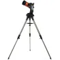 Телескоп Celestron NexStar 4 SE, установленный на серебряном штативе с черной основой, с оранжевой трубой, черной крышкой объектива и панелью управления с кнопками и цифровым дисплеем.