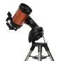 Телескоп Celestron NexStar 5 SE, установленный на прочном штативе с конструкцией в виде вилки, с оранжевой трубой, наклоненной вверх, черными акцентами и панелью управления. Серебряные ноги штатива с черными соединениями обеспеч