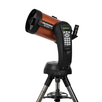 Телескоп Celestron NexStar 6 SE с оранжевой трубой и черными акцентами, установленный на черном штативе с одной вилочной рукой и панелью управления с кнопками и цифровым дисплеем.