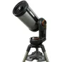 Телескоп Celestron NexStar Evolution 9.25, установленный на штативе, направленный вверх с снятой крышкой объектива, с элегантным серебристым корпусом и черными акцентами, а также оранжевым кольцом у крепления.