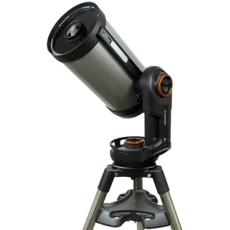 Телескоп Celestron NexStar Evolution 9.25, установленный на штативе, направленный вверх с снятой крышкой объектива, с элегантным серебристым корпусом и черными акцентами, а также оранжевым кольцом у крепления.