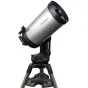 Телескоп Celestron NexStar Evolution 9.25 на черном штативе, с элегантной серебристо-черной оптической трубой, интегрированным WiFi и установленный для оптимального наблюдения за звездами.