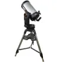 Телескоп Celestron NexStar Evolution 9.25, установленный на штативе с черным и серебристым корпусом, с красным акцентом на регулировочном ручке. Телескоп наклонен вверх, видны окуляр и управляющие ручки. У штатива три регулируем