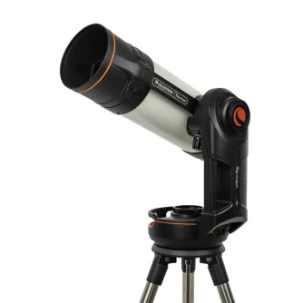Celestron Origin Intelligent Home Observatory, установленная на штативе, с серебристым корпусом и черными акцентами, отображающая живую трансляцию на встроенном экране.