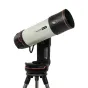 Телескоп Celestron Origin Intelligent Home Observatory на штативе, с белым корпусом, черными акцентами, оранжевыми вставками и черной крышкой объектива. Черное крепление с вилкообразным дизайном имеет видимый отсек для батареи и