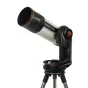 Celestron Origin Интеллектуальная домашняя обсерватория, установленная на штативе, наклоненная вверх с объективом, направленным в небо, с элегантным серебристым корпусом и черными акцентами, красным логотипом на креплении и види