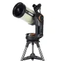 Телескоп Celestron NexStar Evolution 8 EdgeHD, установленный на черном штативе с одной вилочной рукой, с белой оптической трубой и черными акцентами, оранжевым кольцом у крепления, с прикрепленным пультом StarSense, направлен вв