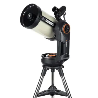 Телескоп Celestron NexStar Evolution 8 EdgeHD, установленный на черном штативе с одной вилочной рукой, с белой оптической трубой и черными акцентами, оранжевым кольцом у крепления, с прикрепленным пультом StarSense, направлен вв