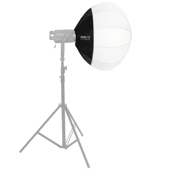 NANLITE Lantern Softbox LT-65 с Bowens креплением, подключённый к NANLITE Forza 300 II на стойке, с белым диффузором и чёрной внутренней частью, аксессуар для студийного освещения