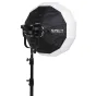 NANLITE Lantern Softbox LT-65 с Bowens‑монтировкой, подключённый к светодиоду Forza 300B на стойке, демонстрирующий 65 см октагональную форму с черным внутренним покрытием и белым наружным, подходящий для мягкого равномерного ос