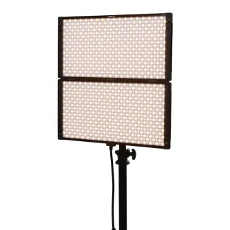 Светодиодная панель NANLITE PavoSlim 240B Bi-Color, установленная на черном штативе с подключенным кабелем, с решеткой из маленьких светодиодов, излучающих теплый свет, складной металлический каркас и регулируемыми ручками.