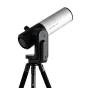 Смарт-телескоп Unistellar eVscope 2 на штативе, серебряный корпус с надписью UNISTELLAR, черный моторизованный крепеж, готовый к наблюдению за звездами