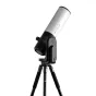 Unistellar eVscope 2 Smart Telescope на черном штативе, белая трубка с черными концами, моторизованная альт-азимутальная монтировка, бренд Unistellar напечатан, готов к наблюдению