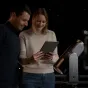 Смарт-телескоп Unistellar Odyssey Pro с планшетом, пара наслаждается наблюдением за звёздами ночью