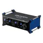 Аудиоинтерфейс Zoom UAC-232 с двумя комбинированными XLR/TRS входами, подсвеченными индикаторами фантомного питания, крупным выходным регулятором, синими боковыми панелями и металлической ручкой, компактный USB-аудиоконвертер дл