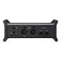 Задняя панель аудиоинтерфейса Zoom UAC-232, показывающая питание 5 В, USB‑C, MIDI IN/OUT и разъёмы 1/4" для левого и правого каналов, подчеркивающая 32‑битную плавающую запись, двойную AD‑схему и качественные предусилители.