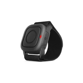 GoPro Weatherproof Shutter Remote HERO13, HERO12 un HERO11 sporta kamerām ar melnu auduma aproci, sānu skats, sarkans LED indikators iedegts un redzama barošanas poga