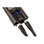 H5studio Handy Recorder ar diviem XLR/TRS kombinētajiem ieejas portiem, centrālo oranžo ieraksta pogu, zilo MIC un numurētām pogām, diviem skaņas regulēšanas slēdžiem un redzamām kabeļiem, ar krāsu LCD un austiņu izeju.