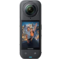 Insta360 X5 8K 360 grādu akcijas kamera priekšējā redzējumā ar darbojošos ekrānu, kurā redzami divi cilvēki pilsētā.Insta360 X5 8K 360 grādu akcijas kamera priekšējā redzējumā ar darbojošos ekrānu, kurā redzami divi cilvēki pilsētā.