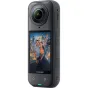Insta360 X5 8K 360 grādu akcijas kamera no sāna ar pilsētas skatu ekrānā, demonstrējot divu objektīvu konstrukciju un kompakto dizainu