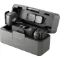 DJI Mic 3 bezvadu mikrofonu komplekts atvērtā uzlādes kastē ar saņēmēju, diviem raidītājiem un 3,5 mm adapteri