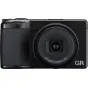 RICOH GR IV kompakta kamera ar teksturētu rokturi, 18,3mm f/2.8 objektīvu un 25,74MP sensoru
