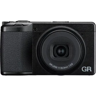 RICOH GR IV kompakta kamera ar teksturētu rokturi, 18,3mm f/2.8 objektīvu un 25,74MP sensoru