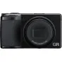 RICOH GR IV kompakta kamera ar GR LENS 18.3mm f/2.8, 25.74 MP sensoru un minimalistisku dizainu, ideāli piemērota ielu fotogrāfijai.