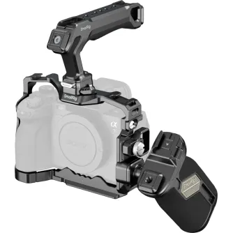 SmallRig 5599 HawkLock Cage Kit for Sony A7R V/A7 IV/A7S III/A1 kamerām, ar pilnīgu metalu ģerboņu, kas iekļauj augšējā un pēdējā grabas, parādīts ar transparentu Sony Alpha kameru uz baltā laukā.