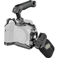 SmallRig 5599 HawkLock Cage Kit для камер Sony A7R V/A7 IV/A7S III/A1, полностью металлический каркас с верхней и боковой ручкой, показан на прозрачном Sony Alpha камере на белом фоне.SmallRig 5599 HawkLock Cage Kit для камер Sony A7R V/A7 IV/A7S III/A1, полностью металлический каркас с верхней и боковой ручкой, показан на прозрачном Sony Alpha камере на белом фоне.