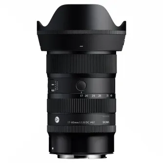 Sigma 17-40mm f/1.8 DC Art objekts lēca Canon RF bezspoguļu kamerām ar piestiprinātu kausu, manuālo fokusa gredzenu un detalizētām fokusa attāluma zīmēm